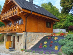 Góralski domek w otoczeniu przyrody.