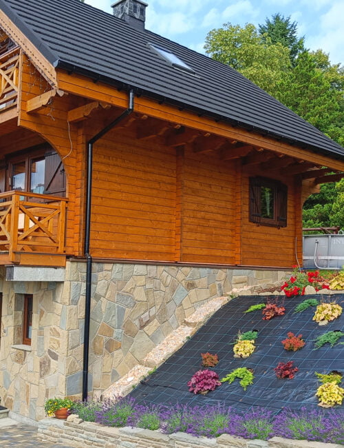 Góralski domek w otoczeniu przyrody.