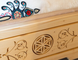 Zbliżenie na góralski wzór na łóżku.