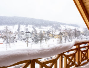 Zimowy widok z balkonu na okolice i górę Skrzyczne.