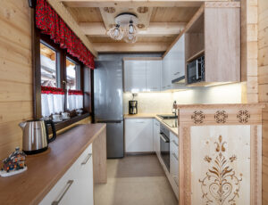 W pełni wyposażona kuchnia z góralskimi akcentami.