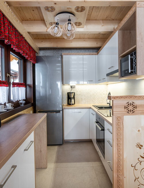 W pełni wyposażona kuchnia z góralskimi akcentami.