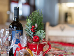 Zdjęcie z winem i smakołykiem dla naszych gości.