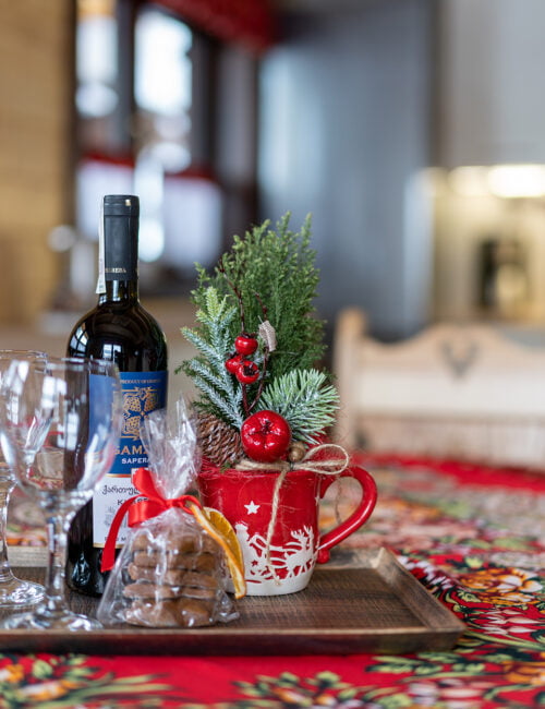 Zdjęcie z winem i smakołykiem dla naszych gości.