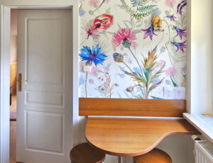 Uroczy mały przedpokój z oknem, stolikiem dla 2 osób i wieszakiem na garderobę.