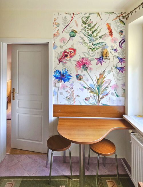 Uroczy mały przedpokój z oknem, stolikiem dla 2 osób i wieszakiem na garderobę.