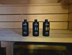 Zbliżenie na kolekcję aromatycznych olejków zapachowych w Willi Rosa, doskonałe dla gości szukających noclegów z opcją aromaterapii.