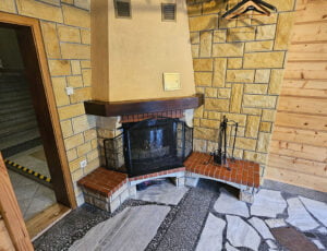 Kominek na świetlicy, który umila pobyt gości zimą.