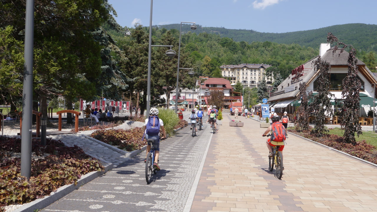 Centrum Szczyrku latem - malownicza miejscowość pełna atrakcji turystycznych i komfortowych noclegów, idealne miejsce na aktywny wypoczynek.