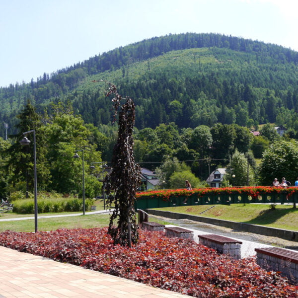 Centrum Szczyrku latem - malownicza miejscowość pełna atrakcji turystycznych i komfortowych noclegów, idealne miejsce na aktywny wypoczynek.