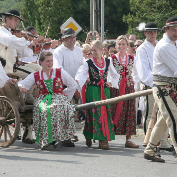 Podczas Tygodnia Beskidzkiego w Szczyrku, zimowe atrakcje i kulturalne wydarzenia tworzą niezapomnianą atmosferę. Idealne miejsce na aktywny wypoczynek i komfortowe noclegi w Szczyrku!