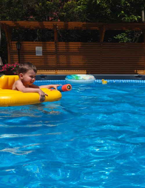 Podgrzewany basen ogrodowy z wodą gotową do kąpieli