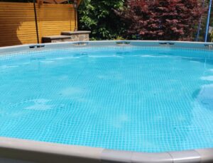 Krystalicznie czysta woda w basenie Willi Rosa, który jest codziennie czyszczony, gwarantując idealne warunki na noclegi w Szczyrku.