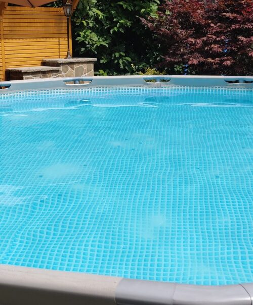 Krystalicznie czysta woda w basenie Willi Rosa, który jest codziennie czyszczony, gwarantując idealne warunki na noclegi w Szczyrku.