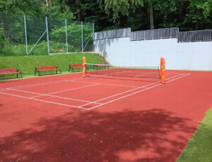 Boisko do badmintona w Szczyrku - doskonałe miejsce dla miłośników tej dyscypliny, gotowych na sportową rywalizację i zabawę na świeżym powietrzu.