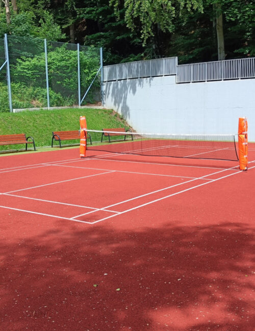 Boisko do badmintona w Szczyrku - doskonałe miejsce dla miłośników tej dyscypliny, gotowych na sportową rywalizację i zabawę na świeżym powietrzu.
