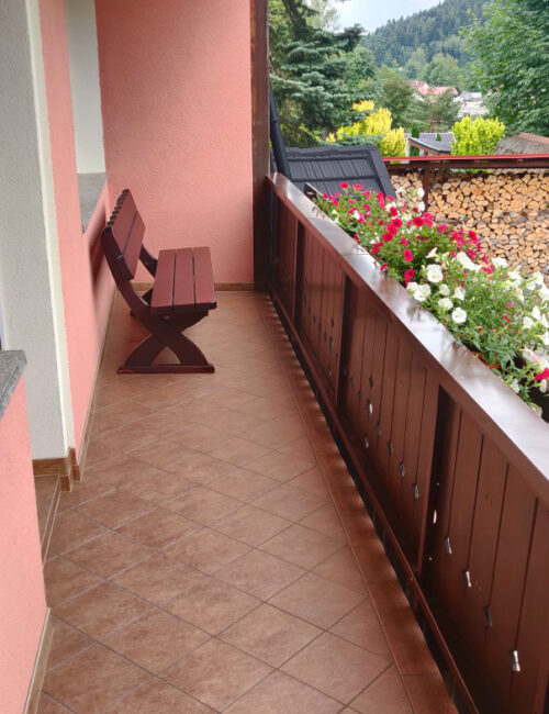 Duzy balkon z widokiem na góry