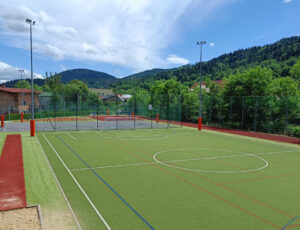 Boisko sportowe w Szczyrku - centralny punkt aktywności i rekreacji, zapewniający miejsce do uprawiania różnych dyscyplin oraz integracji społecznej.