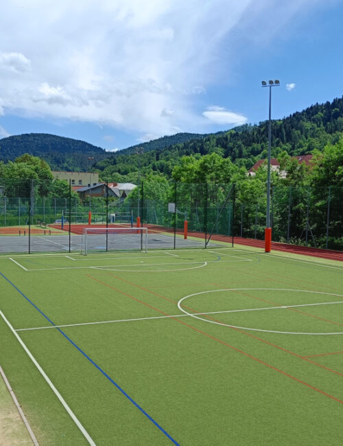 Boisko sportowe w Szczyrku - centralny punkt aktywności i rekreacji, zapewniający miejsce do uprawiania różnych dyscyplin oraz integracji społecznej.