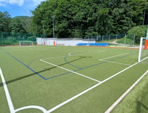 Boisko do piłki nożnej w Szczyrku - doskonałe miejsce dla pasjonatów futbolu, zachęcające do aktywności na świeżym powietrzu.