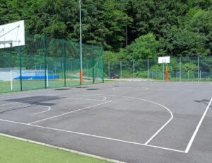 Boisko do koszykówki w Szczyrku - doskonałe miejsce do gry i aktywnej zabawy na świeżym powietrzu.