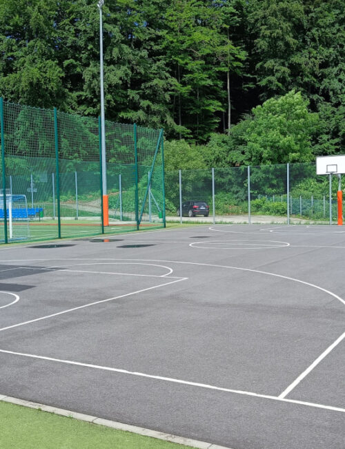 Boisko do koszykówki w Szczyrku - doskonałe miejsce do gry i aktywnej zabawy na świeżym powietrzu.