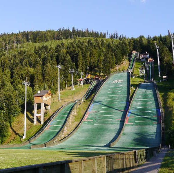 Zimą Szczyrk przyciąga narciarzy i turystów licznymi atrakcjami turystycznymi oraz doskonałymi trasami. Idealne miejsce na aktywny wypoczynek i komfortowe noclegi w Szczyrku!