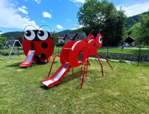 Nowoczesny plac zabaw w Szczyrku - tuż przy naszym obiekcie. Na zdjęciu radosna biedronka ze zjeżdżalnią i urocza mrówką.