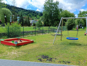 Bezpieczny i kolorowy plac zabaw w Szczyrku, zapewniający radosną zabawę na świeżym powietrzu.