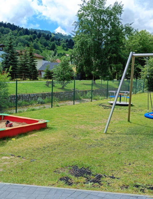 Bezpieczny i kolorowy plac zabaw w Szczyrku, zapewniający radosną zabawę na świeżym powietrzu.