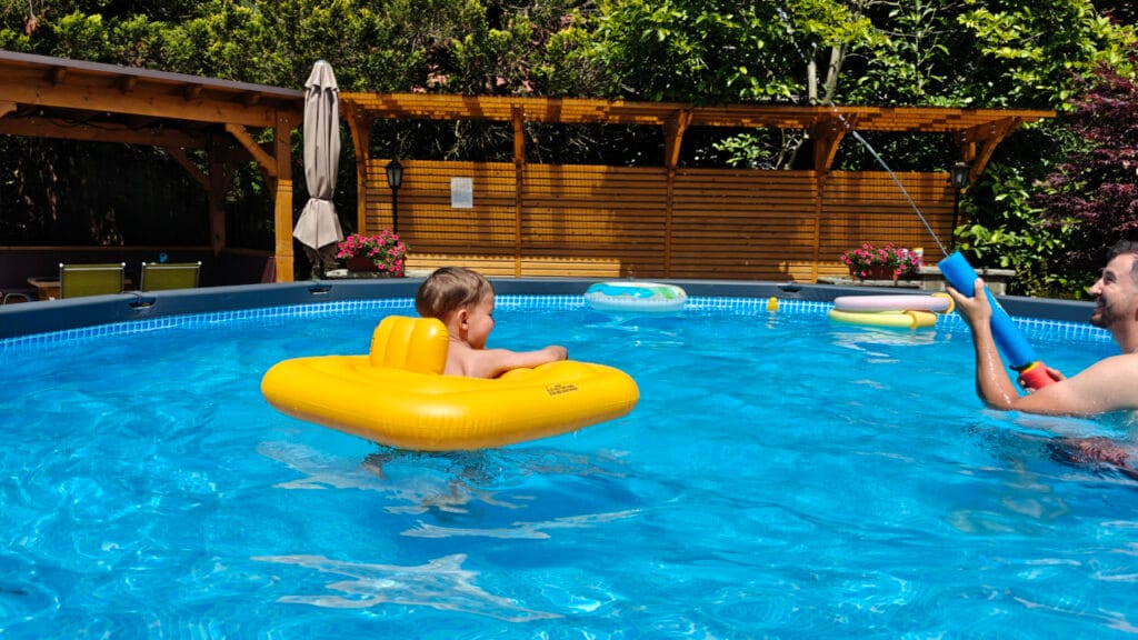 Podgrzewany basen ogrodowy z wodą gotową do kąpieli