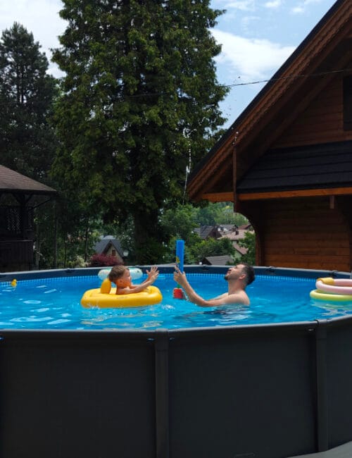 Podgrzewany basen ogrodowy z wodą gotową do kąpieli