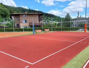 Nowoczesne boisko do siatkówki w Szczyrku, idealne miejsce do aktywnej rekreacji na świeżym powietrzu.