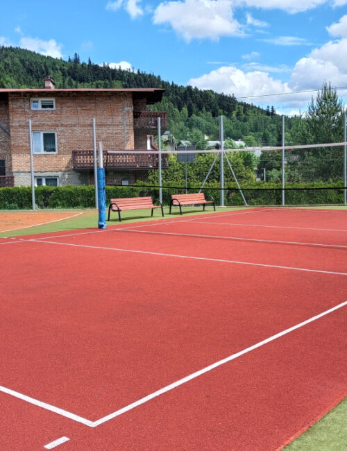 Nowoczesne boisko do siatkówki w Szczyrku, idealne miejsce do aktywnej rekreacji na świeżym powietrzu.