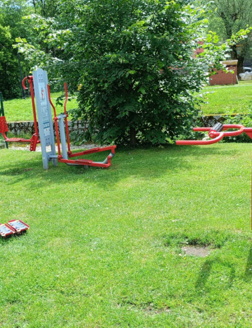 Siłownia miejska z urządzeniami do treningu na świeżym powietrzu, bezpłatna i dostępna dla wszystkich. Doskonała opcja dla aktywnych, ceniących zdrowy styl życia na świeżym powietrzu.