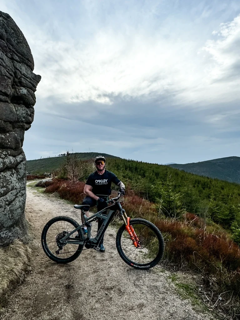 Rower elektryczny gotowy do jazdy po beskidzkim szlaku