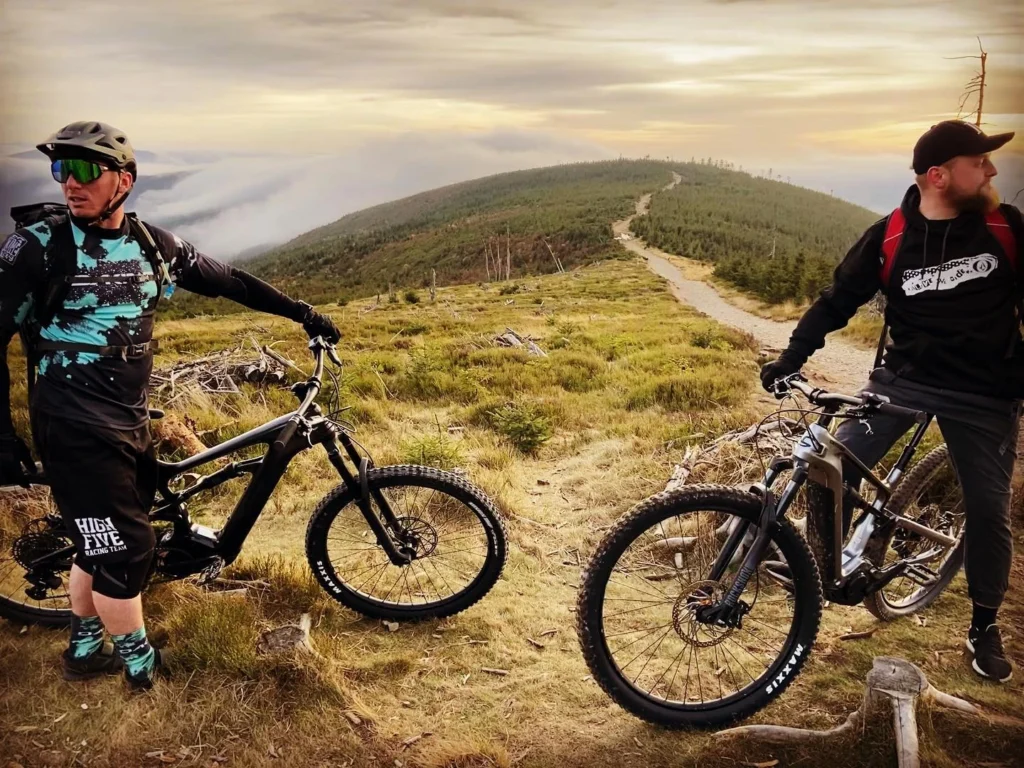 Turyści na rowerach elektrycznych w górach Szczyrku